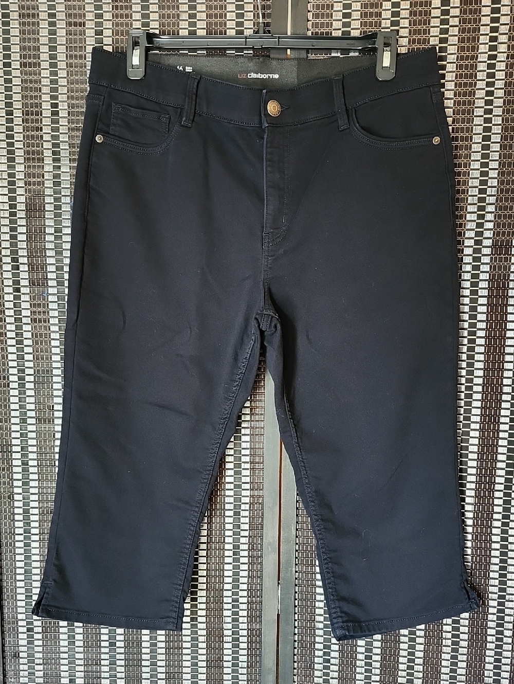 Liz Claiborne Black Mid-rise Capris Sz 16